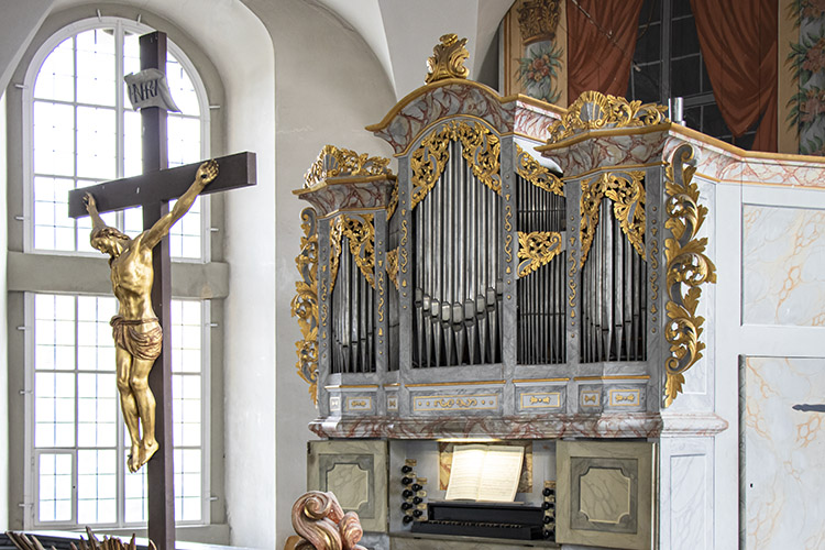 Die Orgel in der George-Bähr-Kirche Hohnstein wurde 1967 hierher umgesetzt. Ursprünglich stammt sie aus der Dorfkirche in Stöntzsch bei Leipzig. Dort wurde sie 1731/1732 von Johann Christoph Schmieder erbaut.