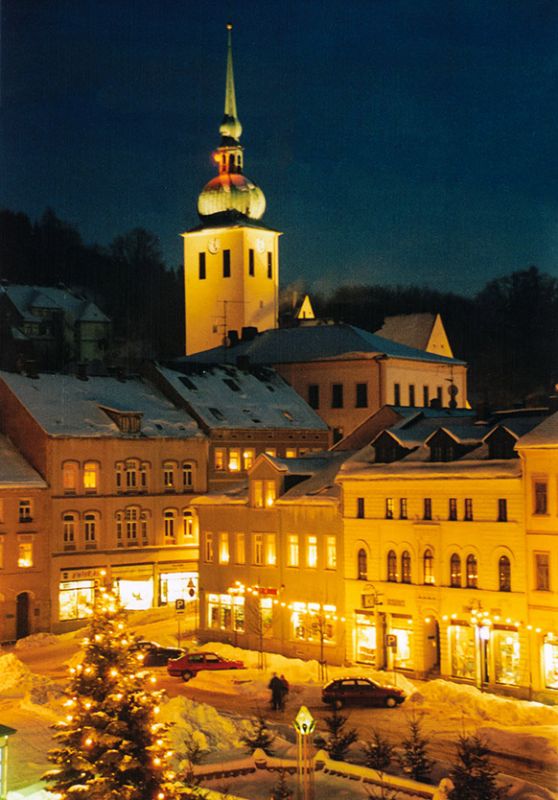 Blick über den winterlichen Markt zur Sebnitzer Stadtkirche · Foto: Kasimir