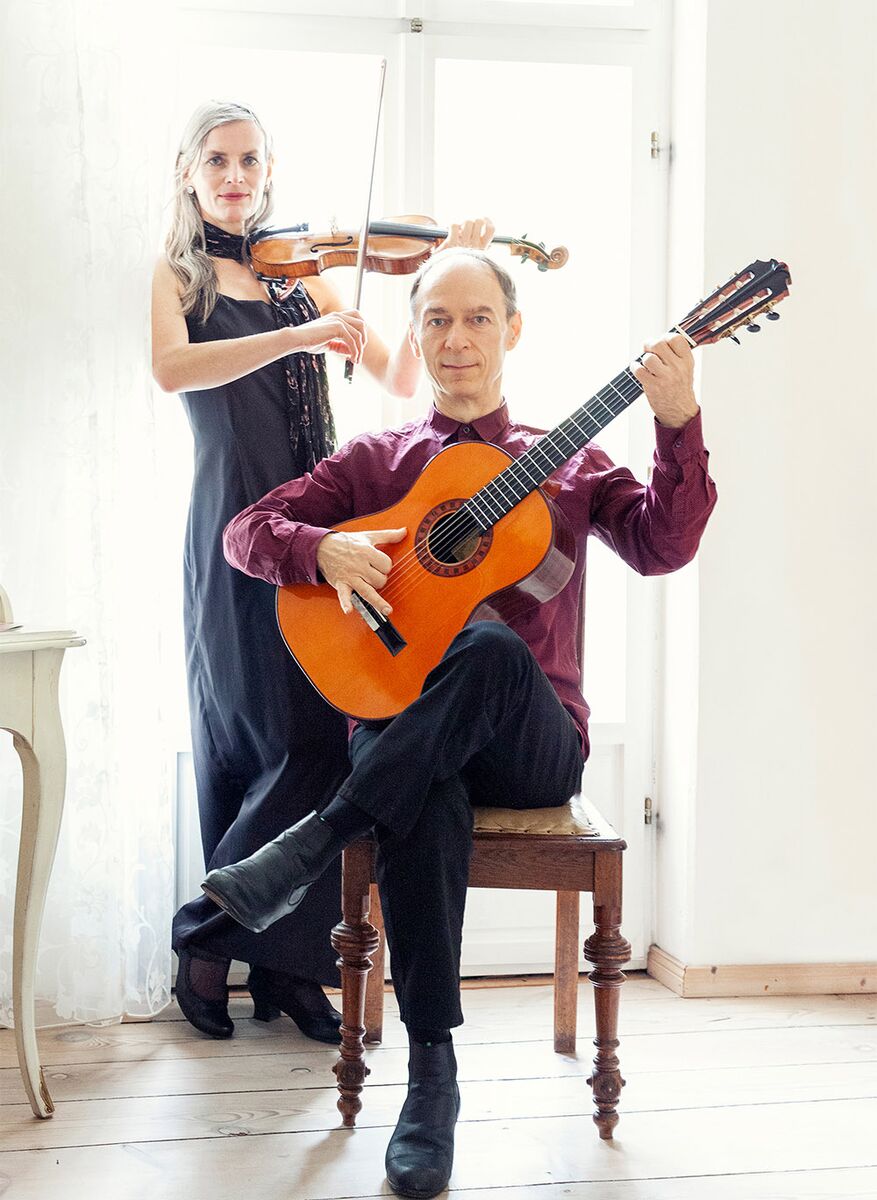 Foto des »duo finesco«: Juliane Winkler · Violine/​Akkordeon, Christof Schill · Flamencogitarre · Foto: REDPEAR / Andreas Kermann